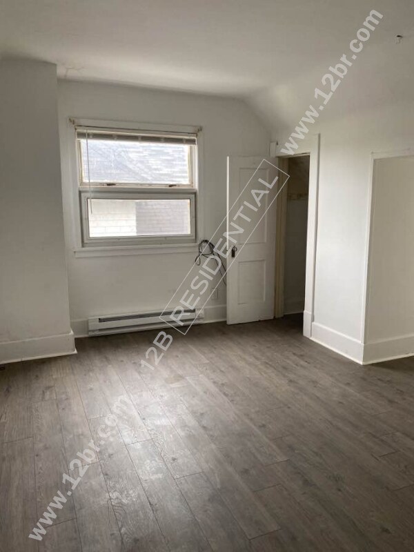 Building Photo - 2-Bedroom 3rd Story Unit in Toledo's Histo...
