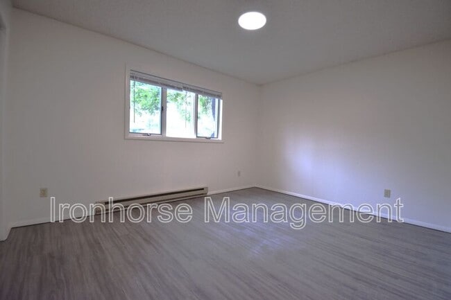 Building Photo - 811 W Villard St