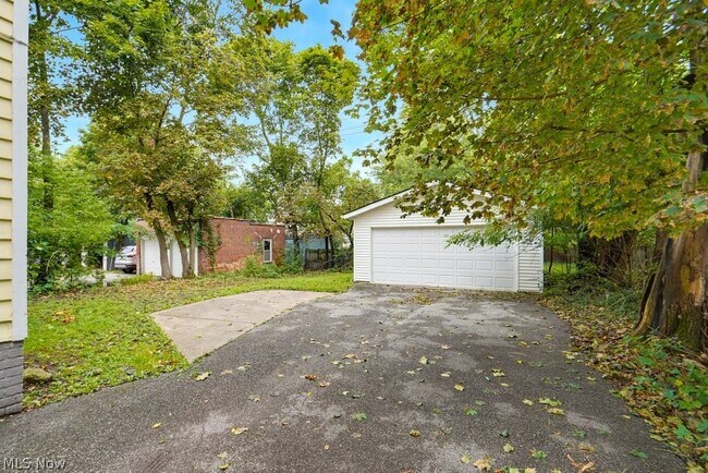 Building Photo - 3423 Beechwood Ave