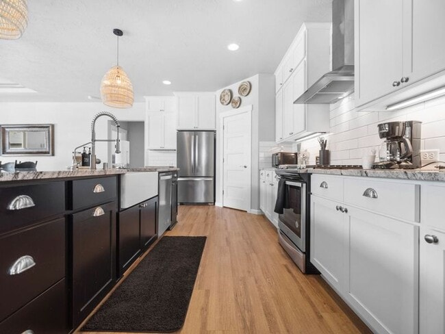 Building Photo - Fully Furnished Luxury 3-Bed, 2-Bath Home ...