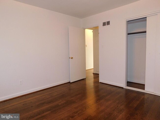 Building Photo - 6037 Grosvenor Ln