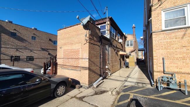 Building Photo - 7817 W Belmont Ave