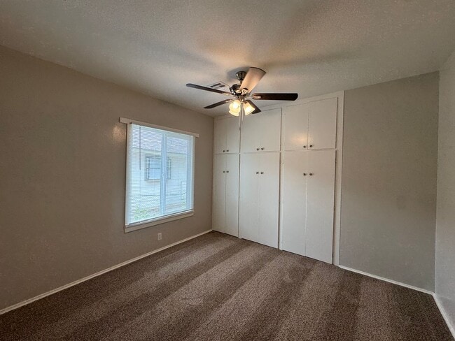 Building Photo - Adorable Oleander Home!