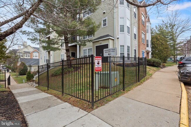 Building Photo - 4131 Fountainside Ln