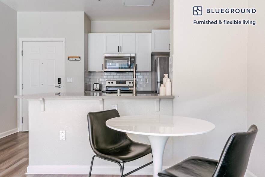 Building Photo - 5684 Bay St