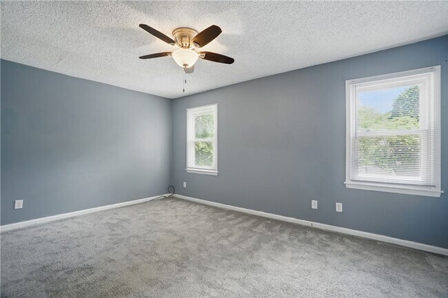 Building Photo - Stylish Townhouse in Prime VA Beach Location!