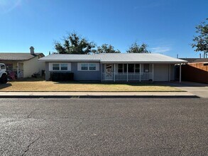 Building Photo - Charming Family Home Near John Ireland Ele...