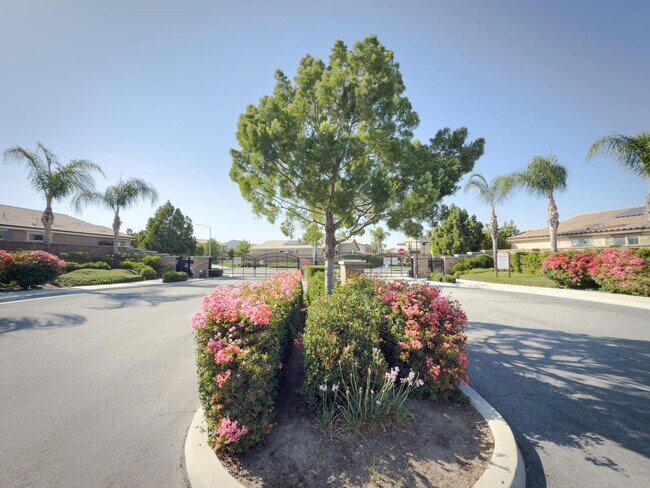 Building Photo - Beautiful 2 Story 5 Bedroom SOLAR Home + L...