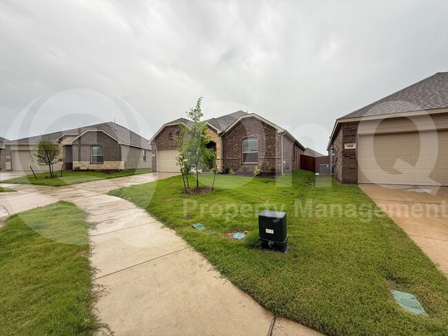 Building Photo - 1420 Rousseau Dr