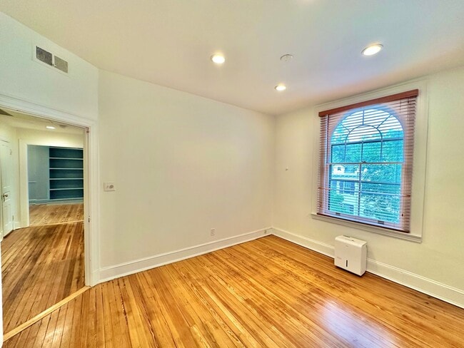 Building Photo - Historic Georgetown Sunny 2 Bedroom 1.5 Ba...