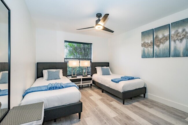 Building Photo - 830 SW 14th Ct