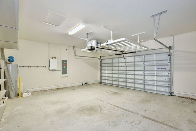 Building Photo - Modern 5/3 Water-View Home in Weslyn Park ...