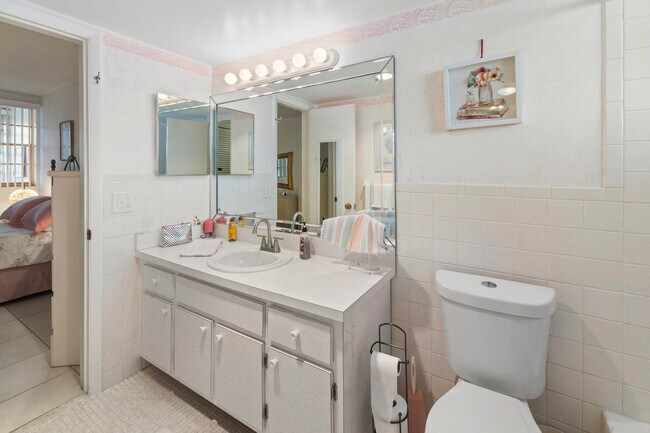 Building Photo - 1333 E Hallandale Beach Blvd