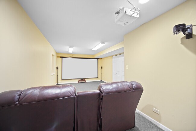Building Photo - 1044 Oakhill Dr