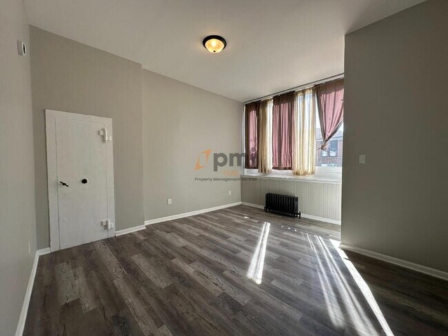 Building Photo - 509 E Commercial Ave