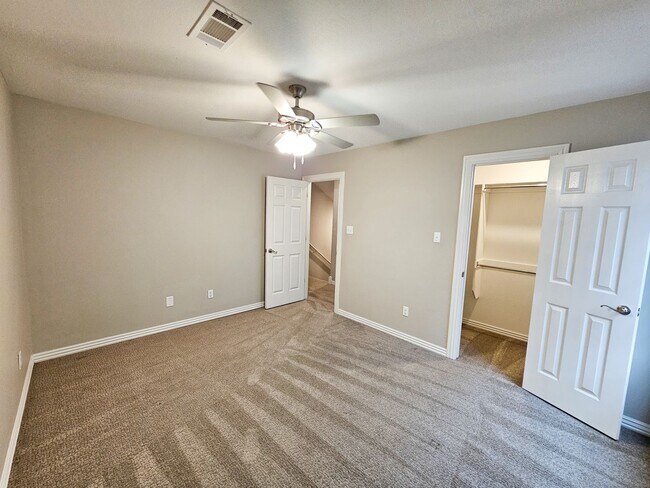 Building Photo - Spacious 3 Bedroom/2.5 Bathroom Chaffee Cr...