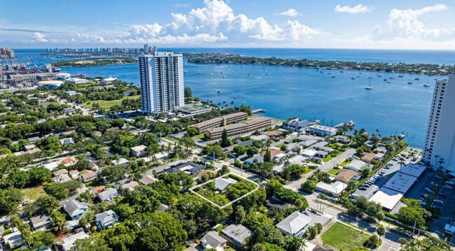 Building Photo - 5301 N Flagler Dr