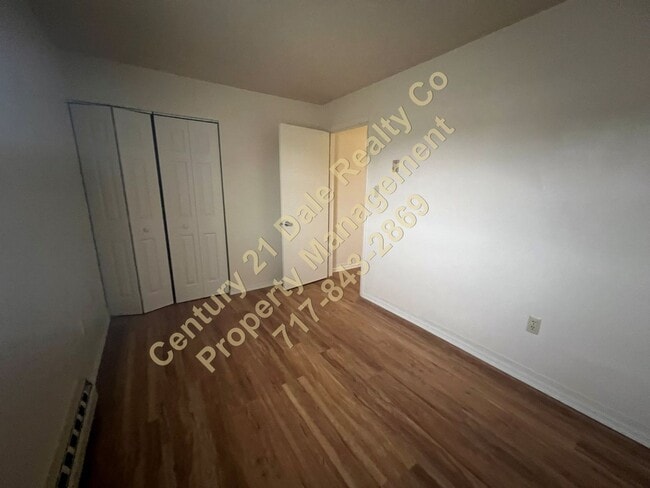 Building Photo - 2 Bedroom Townhouse in West York