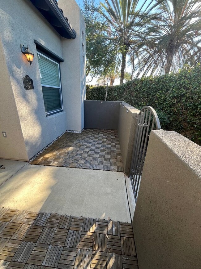 Building Photo - ***Move in Special.  $1000 off 1st month's rent***Beautiful corner unit townhome in the heart of ...