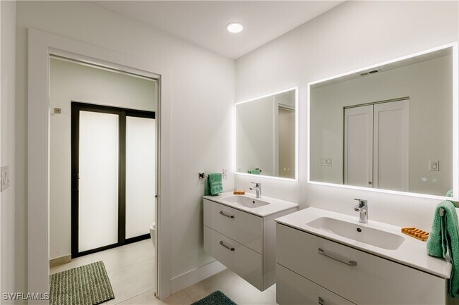 Building Photo - 3511 17th Ave SW