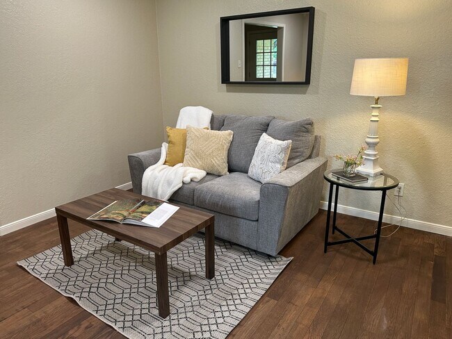 Building Photo - Updated 4 Bedroom Corner Lot in Woodway