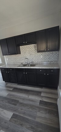 Building Photo - 822 E River Dr