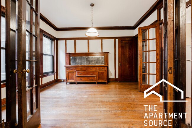 Building Photo - 2426 N Sawyer Ave