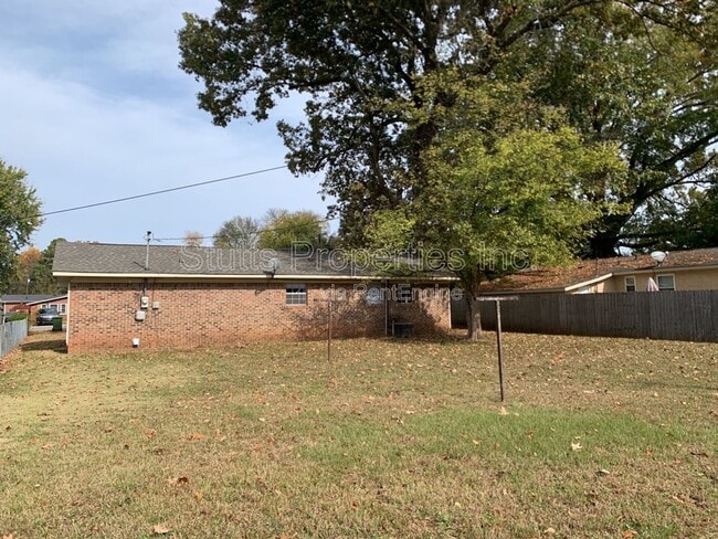 Building Photo - 710 Portage Ave