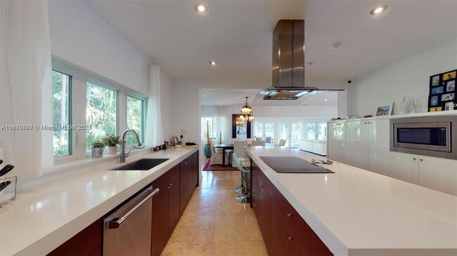 Building Photo - 6015 Pine Tree Dr