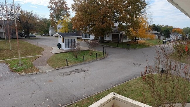 Building Photo - 810 Bellevue Rd