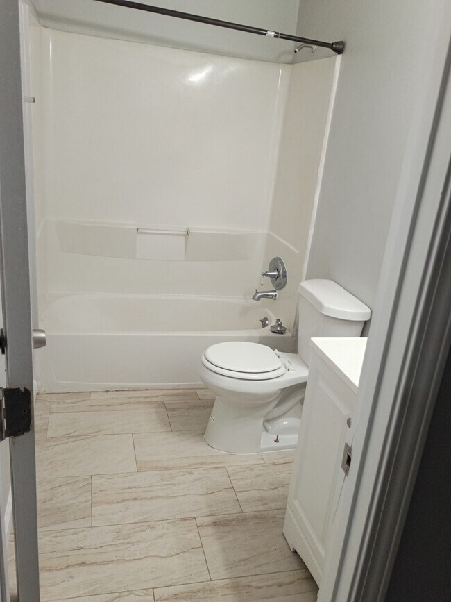 Building Photo - 152 Forest Pl