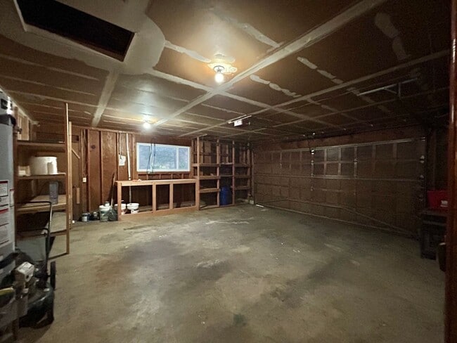 Building Photo - Timeless 5 Bed, 2.5 Bath Home - SW Beaverton