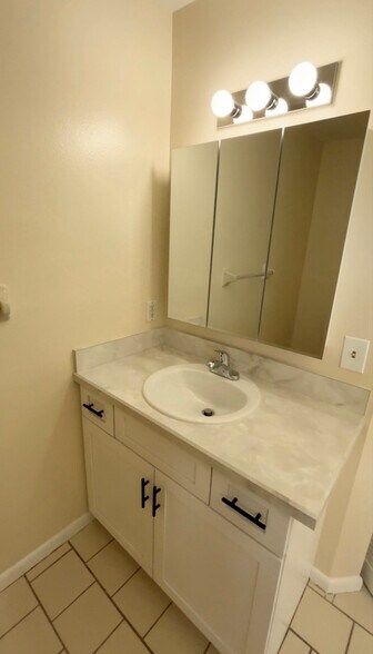 Building Photo - 3039 Queen Palm Dr