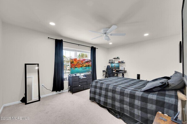 Building Photo - 33 S Pointe Cir