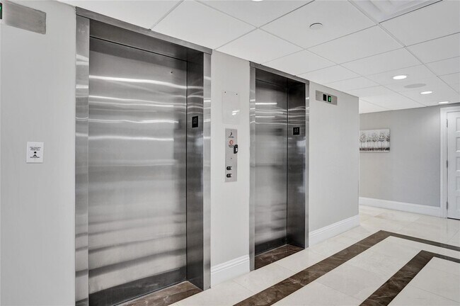 Building Photo - 1150 Hillsboro Mile Unit 1016