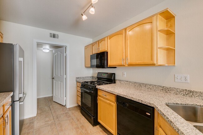 Building Photo - 3 Bedroom 2.5 Bathroom Townhouse in Henderson.