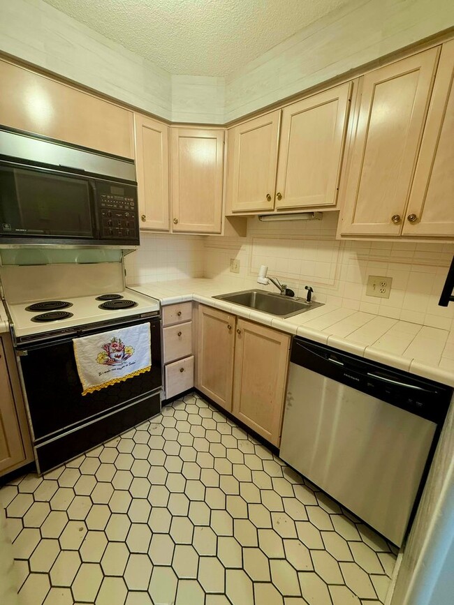 Building Photo - Furnished 1 Bedroom Condo in Heart of Pitt...