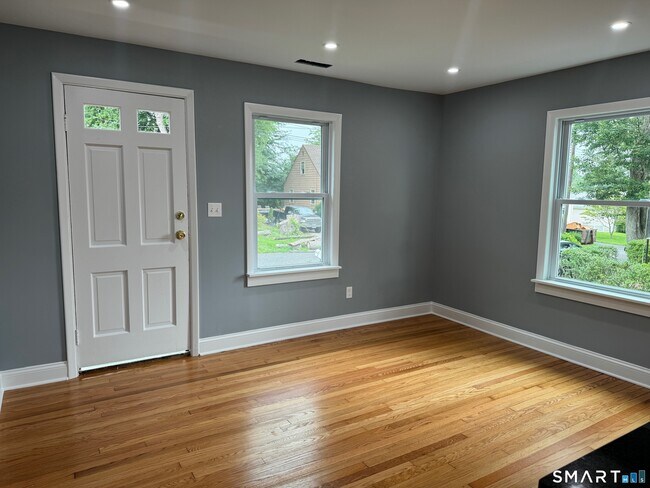 Building Photo - 11 Maple St