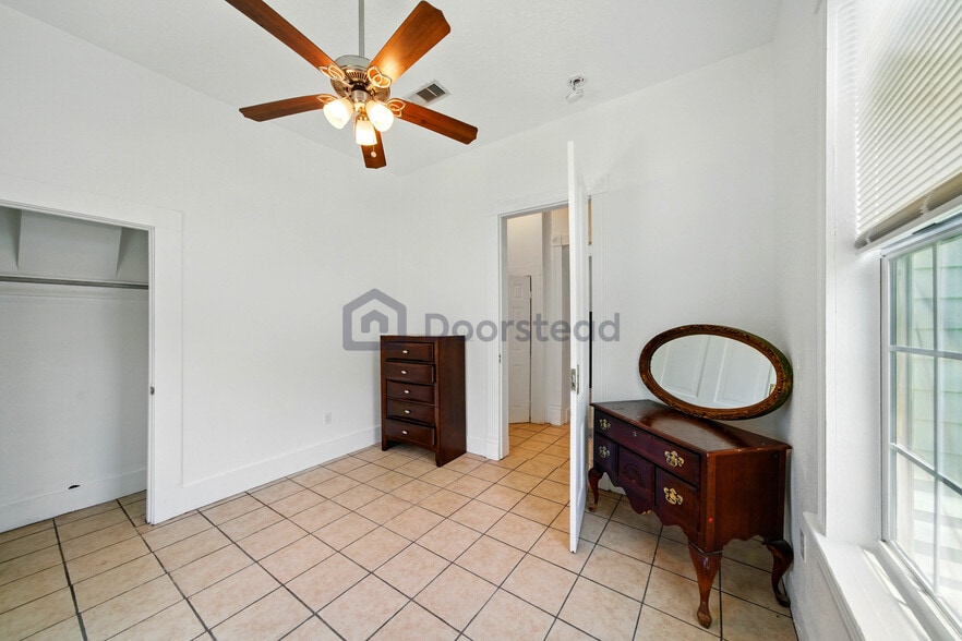 Building Photo - 814 35th St
