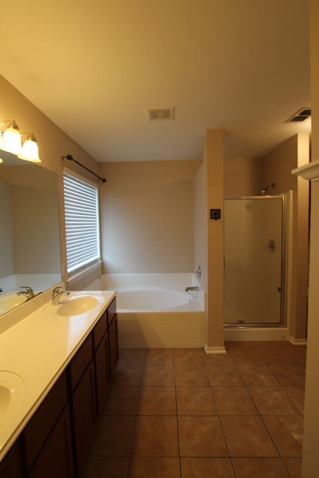 Building Photo - Coming Soon! 3 Bedroom 2 Bathroom Home in ...