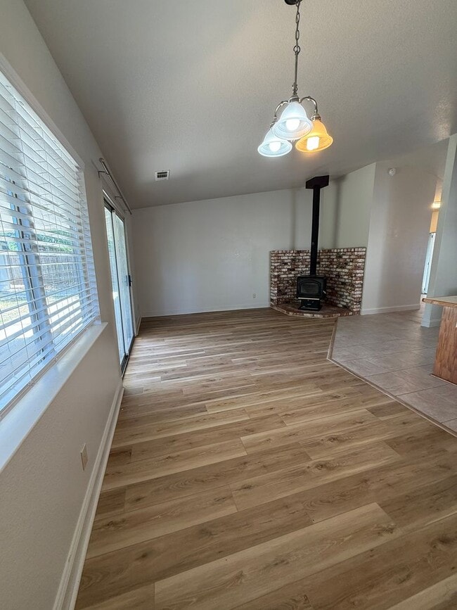 Building Photo - Prime Location 3 Bed 2 Bath Updated Home!