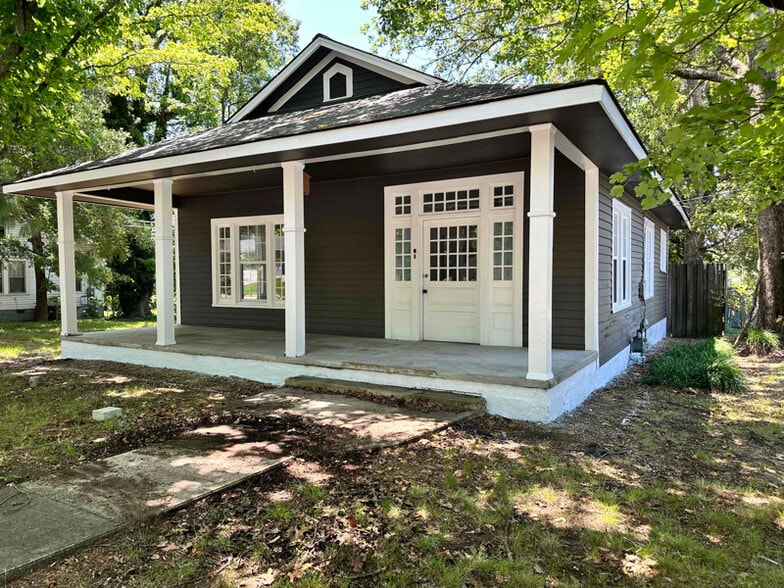 Primary Photo - 122 Cox Ave
