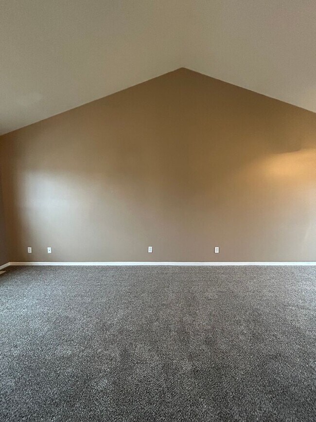 Building Photo - Spacious Split Level Living in Millard with a Backyard You’ll Love