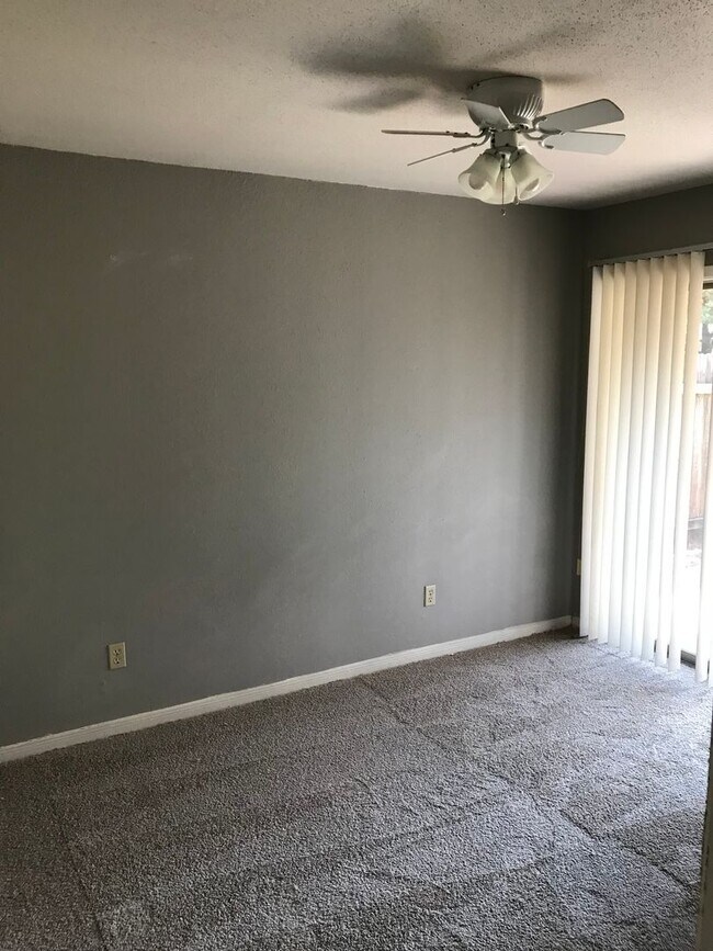 Building Photo - 700 Vassar Ct