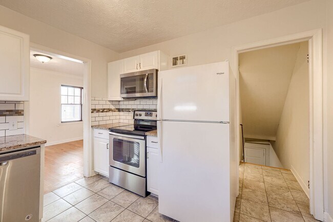 Building Photo - Charming 3 Bedroom Duplex In Prime Location!!