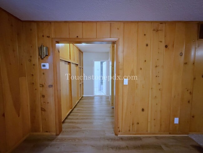 Building Photo - Bright Milwaukie Home with Deck and Large Yard!