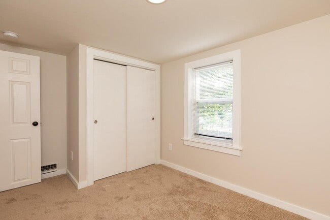 Building Photo - 400 Colonial Dr