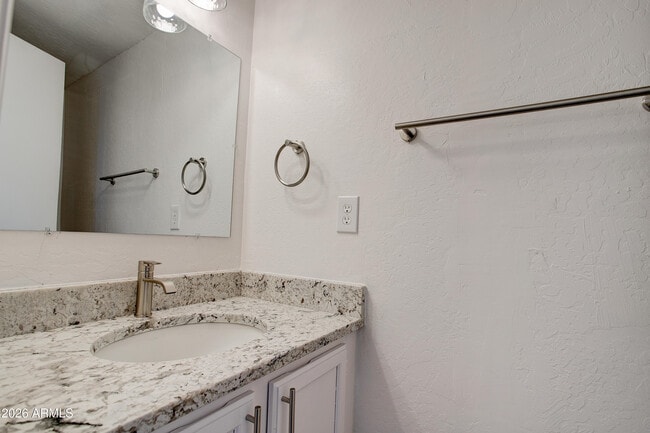 Building Photo - 2215 W Augusta Ave