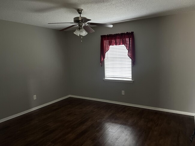 Building Photo - 1705 Deatsville Hwy