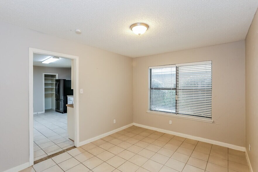 Building Photo - 1365 Roan Dr